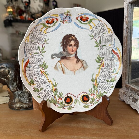 1910 Promotional Calander Plate with Wood stand - Picture 5 of 14